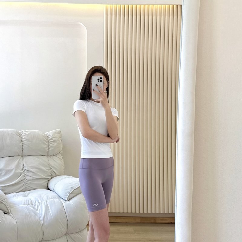Alo Quarter Cycling Shorts: Skin-Friendly Nude Comfort for Yoga