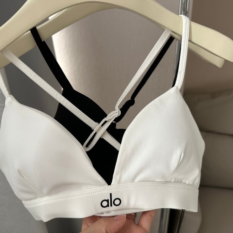 Alo Studio White Sports Bra: Seamless Support for Yoga