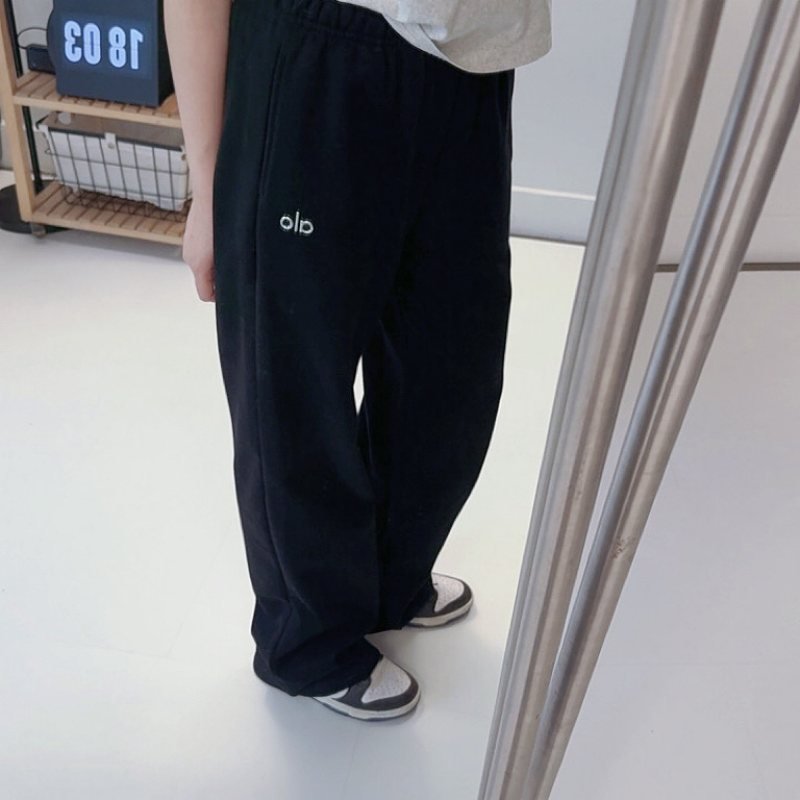 Alo Accolade Straight Leg Sweatpant: Studio-to-Street Yoga Comfort