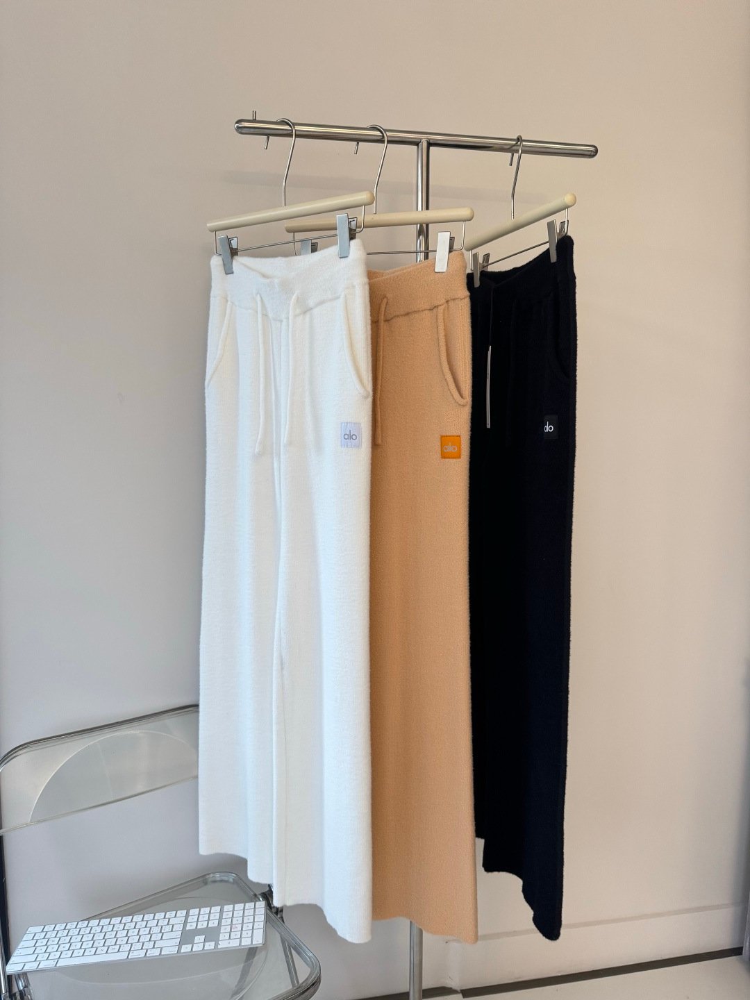 Alo men s bottoms lounge white beige and black yoga