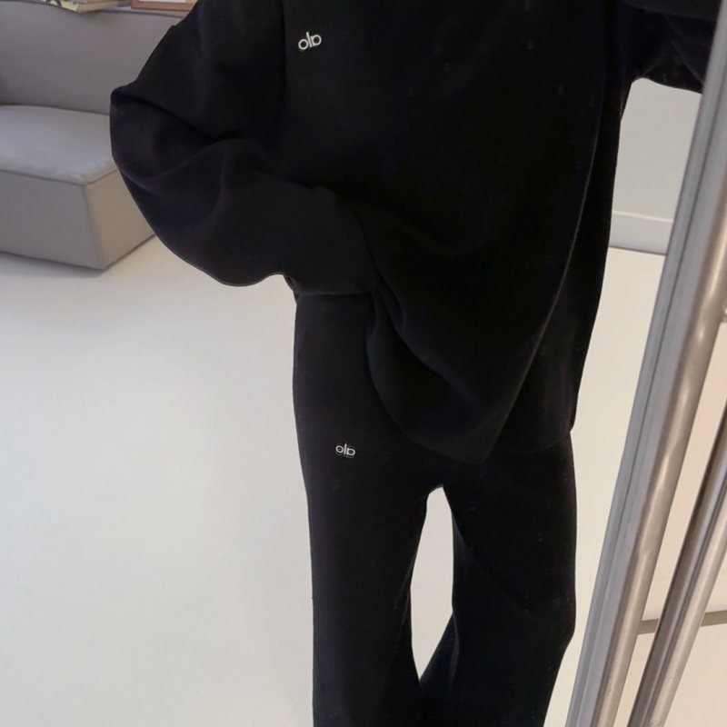 Alo Leggings Review: High-Waist Fit for Studio & Street Style