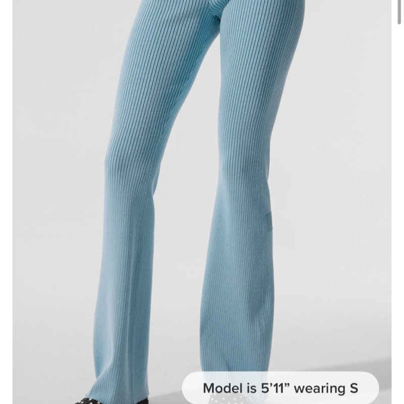 Alo Leggings Review: Yoga Logo Fit & Fabric Guide