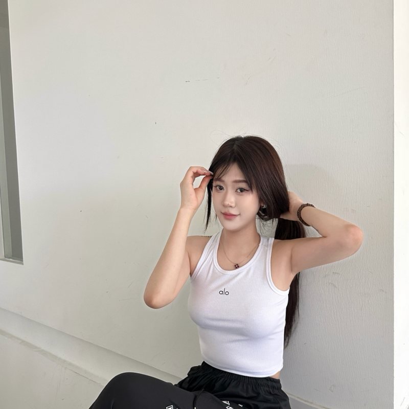Alo Tank Top Review: Breathable Fit for Studio & Home Yoga