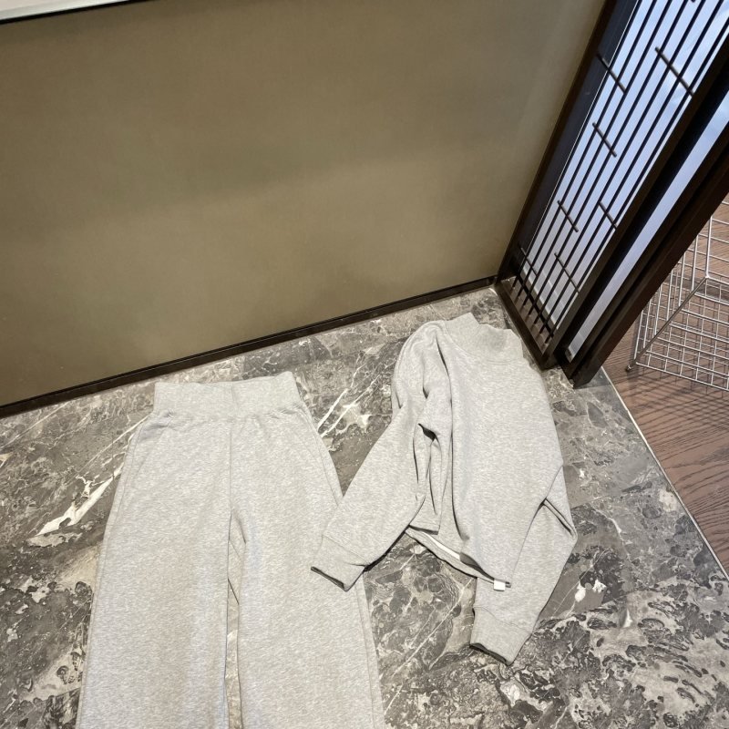Alo Leggings Review: Style Meets Vinyasa Comfort