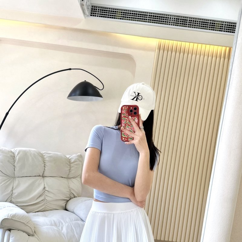 White Alo Yoga Skirt: Studio-to-Street Fit Guide