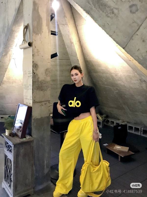 Alo t-shirt everyday black yellow