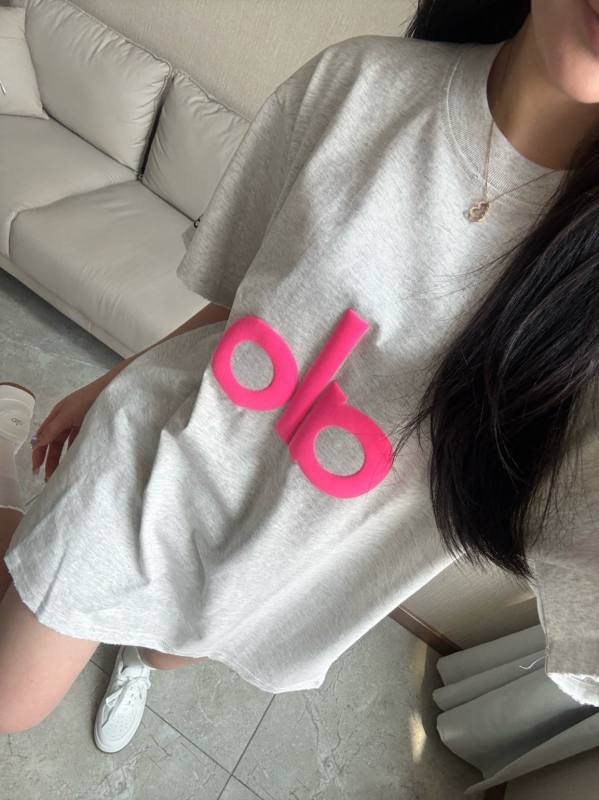 Camiseta Alo daily gris jaspeado claro con logo rosa
