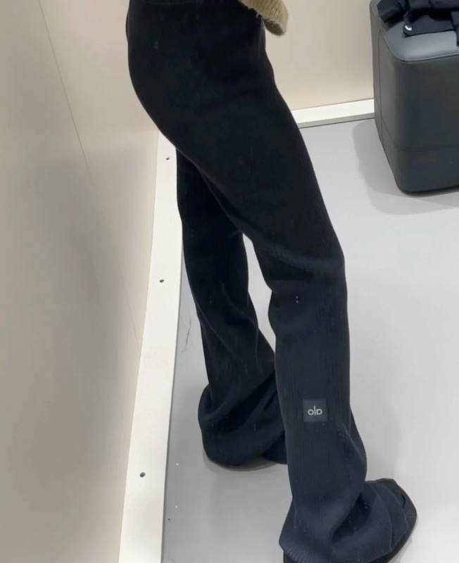 Alo Leggings Alo yoga logo