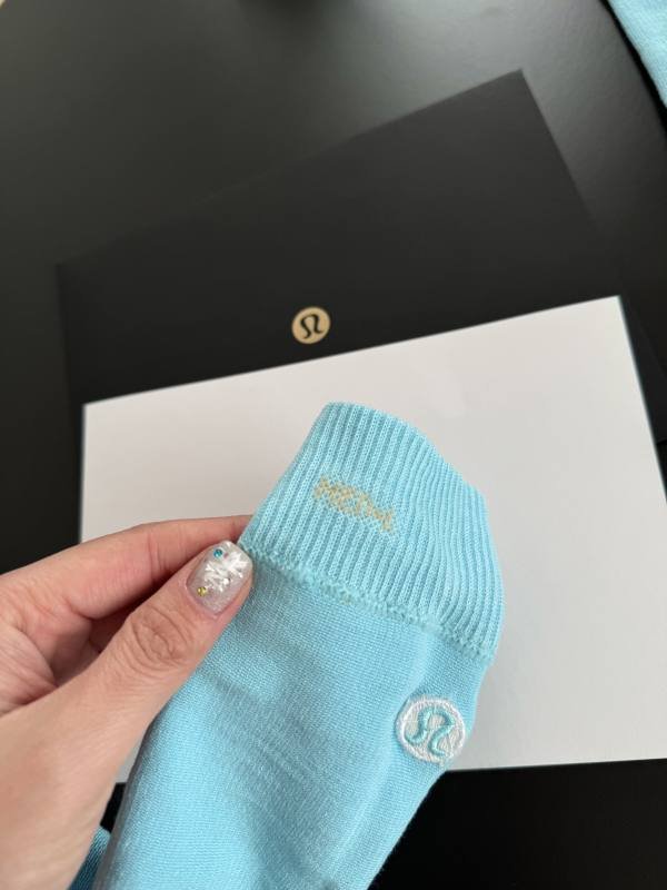 Lulu accessories The ribbed socks have jacquard knitting hidden inside and the front of the socks is embellished with classic logo embroidery The embroidery craftsmanship is clear and full
