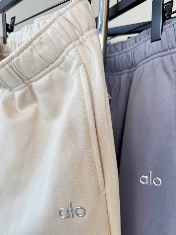 Alo Leggings Close-up real shot every stitch and every thread screams high-end The chain-link terry interior is solid and warm and the appearance is smooth and stylish The overall texture is directly comparable to four-digit big brands but it only costs a fraction of the price this wave of cost-effectiveness is incredible yoga