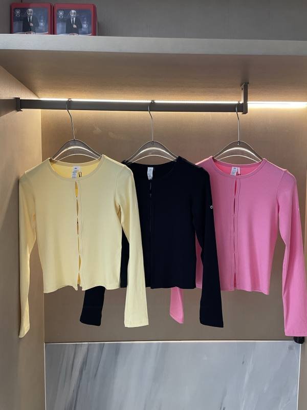 Alo long sleeve everyday black and pale yellow yoga