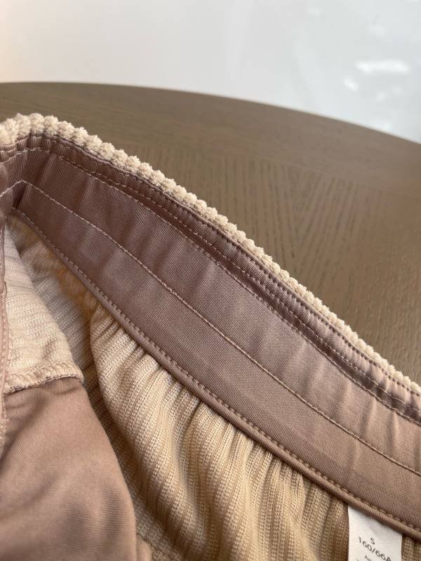 Lulu Leggings Double-sided spliced elastic waist, increased waist, outer corduroy fabric wrap, inner fabric where it touches the skin is more delicate, making it more comfortable to wear ~ Pockets on both sides add practicality, and the inner lining is skin-friendly and soft! Lulu Leggings yoga