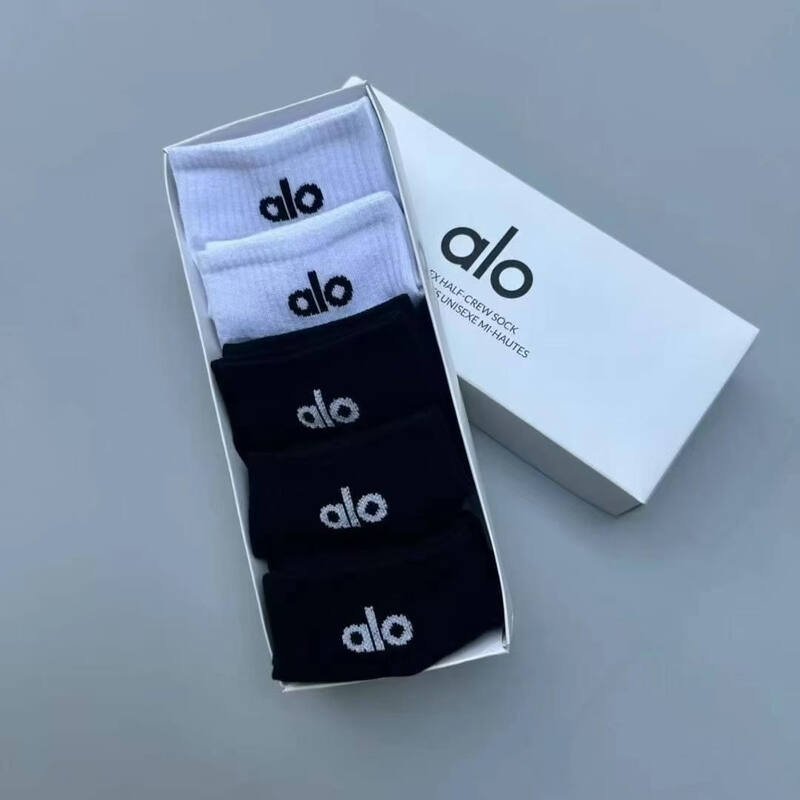 Accesorios Alo para el día a día en blanco y negro.