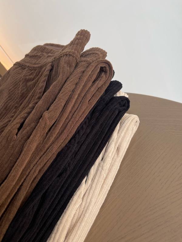 Leggings Lulu El material teñido a medida proporcionado por el cliente es pana con patrón vertical de alta calidad, cuya producción es costosa. Esta pieza luce genial tanto en términos de efecto en la parte superior del cuerpo como en