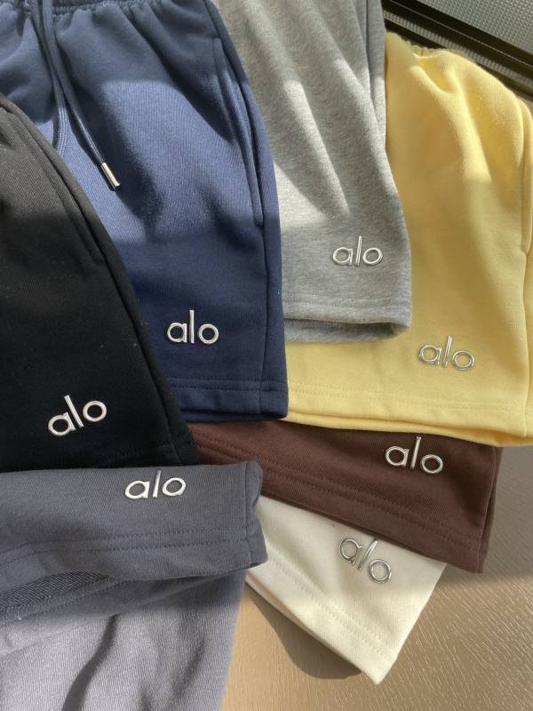 Alo shorts lounge yellow yoga