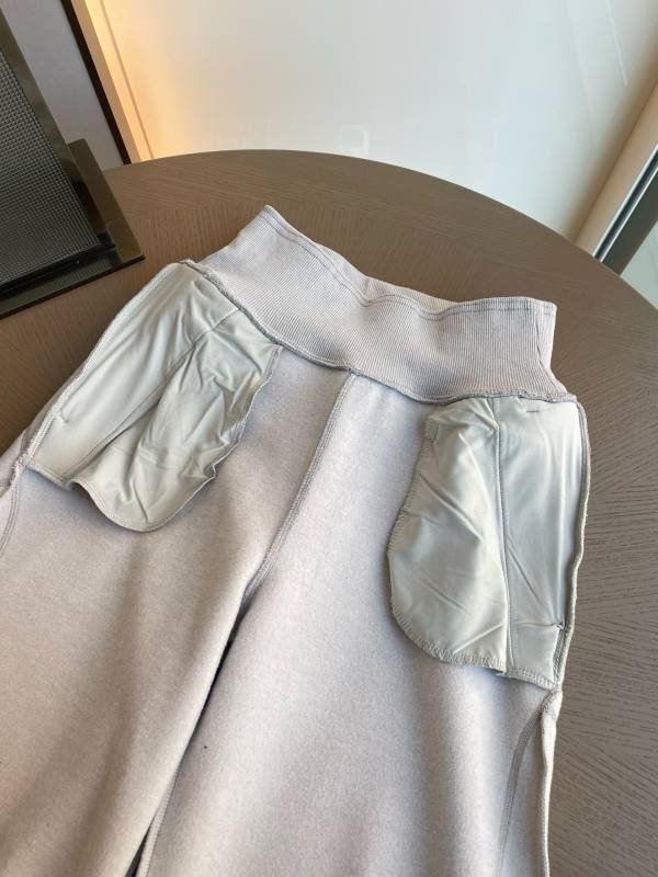 Lulu Leggings - Made of a blend of 73% cotton, 24% polyester and 3% spandex, the outer knitted fabric has a soft feel and the inner brushed texture is fine and soft! Countless air temperature-locking layers are formed between the fibers. At the same time, the high grammage allows the fabric to have constant temperature cabin properties. It can withstand the cold outdoor wind when worn alone in autumn and winter. It can also firmly lock in body temperature when worn after exercising in the gym, saying goodbye to unnecessary colds after exercise! Lulu Leggings yoga