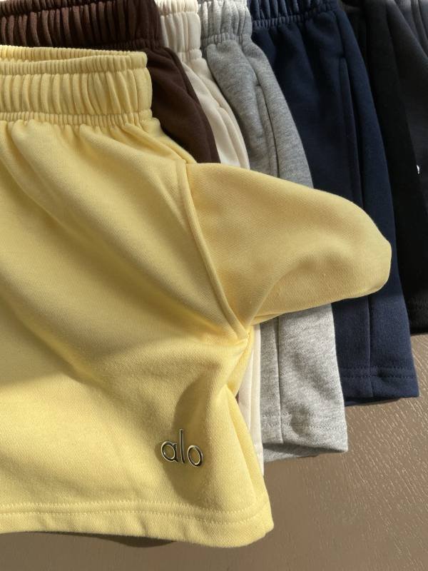 Alo shorts lounge yellow yoga
