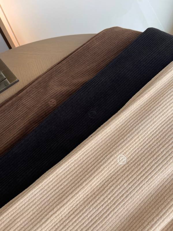 Leggings Lulu El material teñido a medida proporcionado por el cliente es pana con patrón vertical de alta calidad, cuya producción es costosa. Esta pieza luce genial tanto en términos de efecto en la parte superior del cuerpo como en