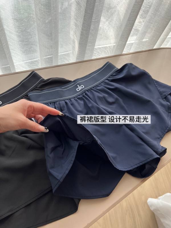 Alo shorts run black and navy yoga