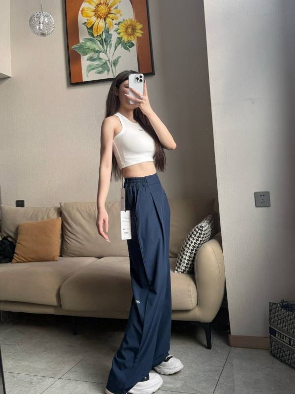 Alo Leggings Upper body renderings yoga