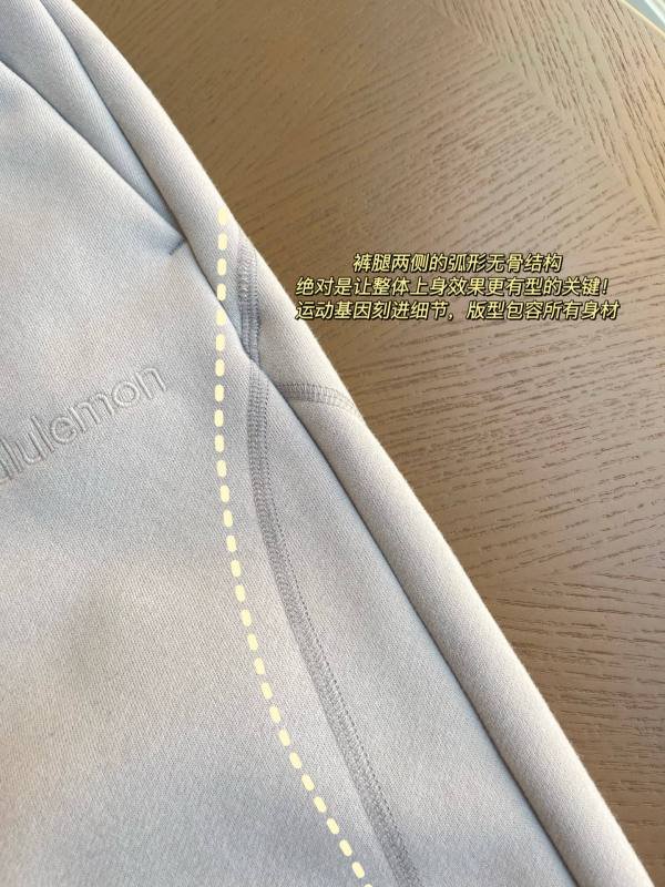 Lulu Leggings Poches latérales symétriques La poche est ornée du logo brodé emblématique de la marque Les coutures au niveau des pieds et de la bouche sont lisses et les sutures désossées sur les hanches et les jambes sont toutes teintes