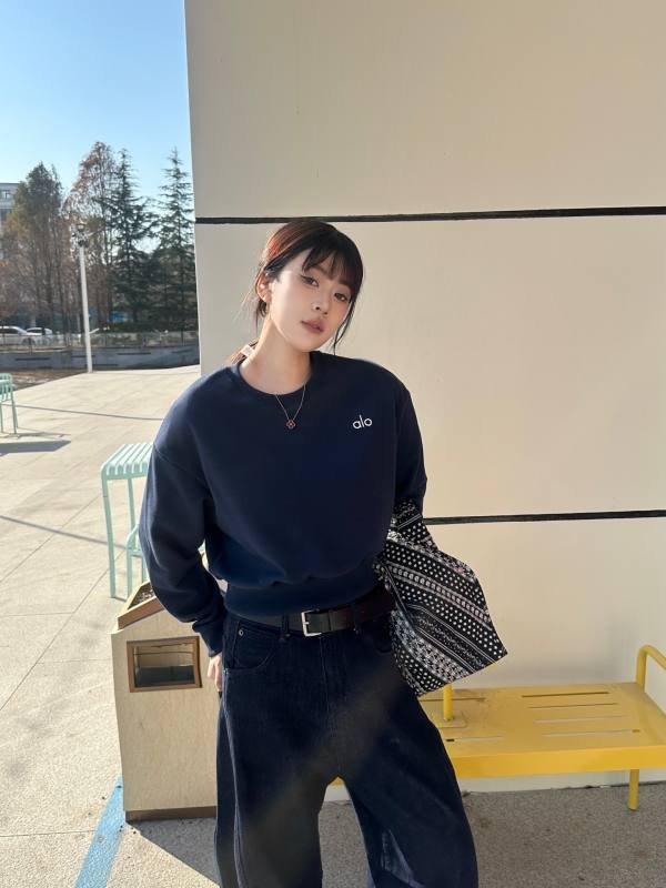 Alo long sleeve lounge navy yoga