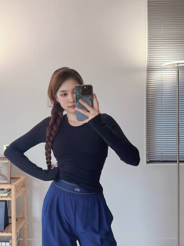 Alo long sleeve lounge black
