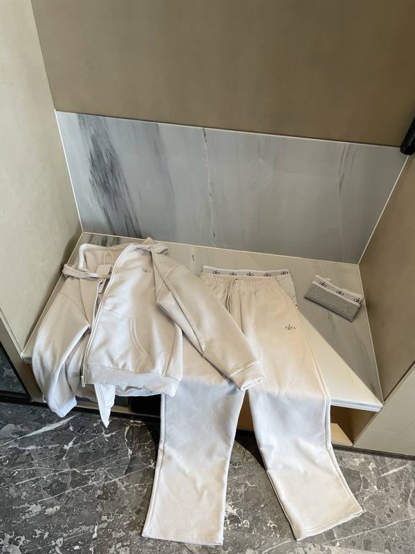 Alo accesorios Combinado con nuestro traje solo puedo decir que es la mejor combinacion.