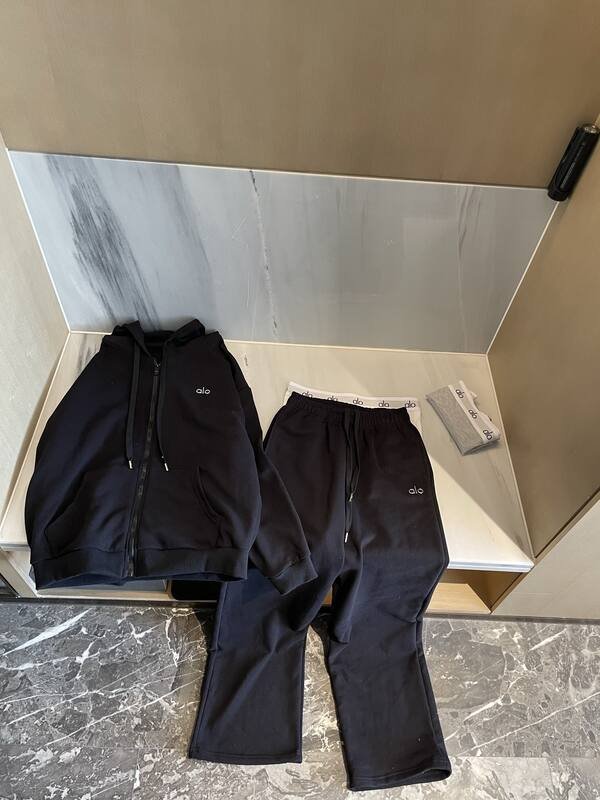 Alo accesorios Combinado con nuestro traje solo puedo decir que es la mejor combinacion.