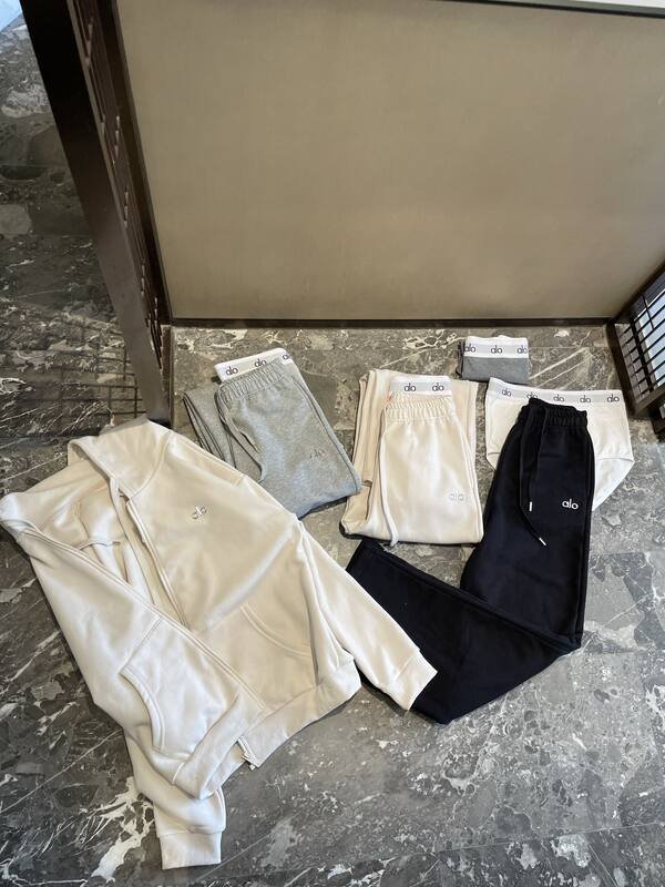 Alo accesorios Combinado con nuestro traje solo puedo decir que es la mejor combinacion.