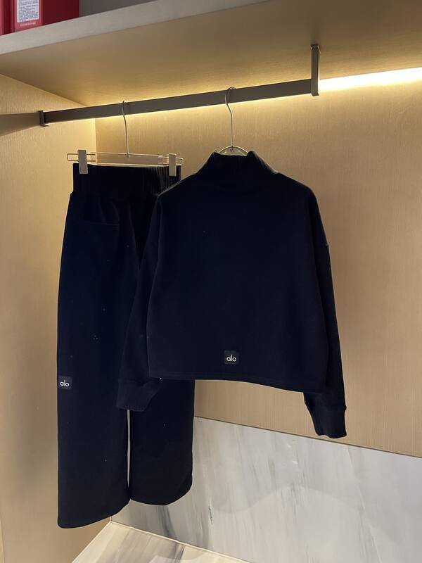Alo Long sleeve ALO yoga