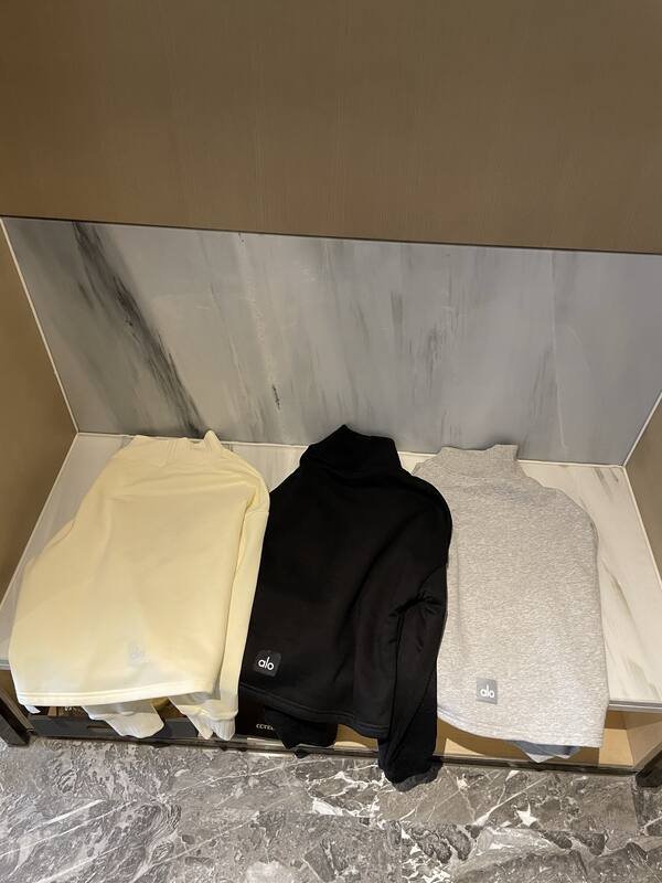 Alo long sleeve lounge cream