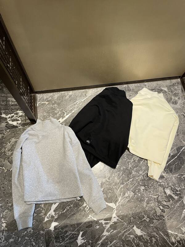 Alo long sleeve lounge cream