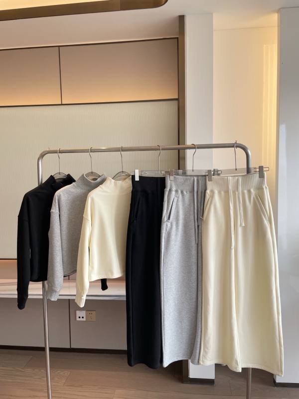 Alo long sleeve lounge cream