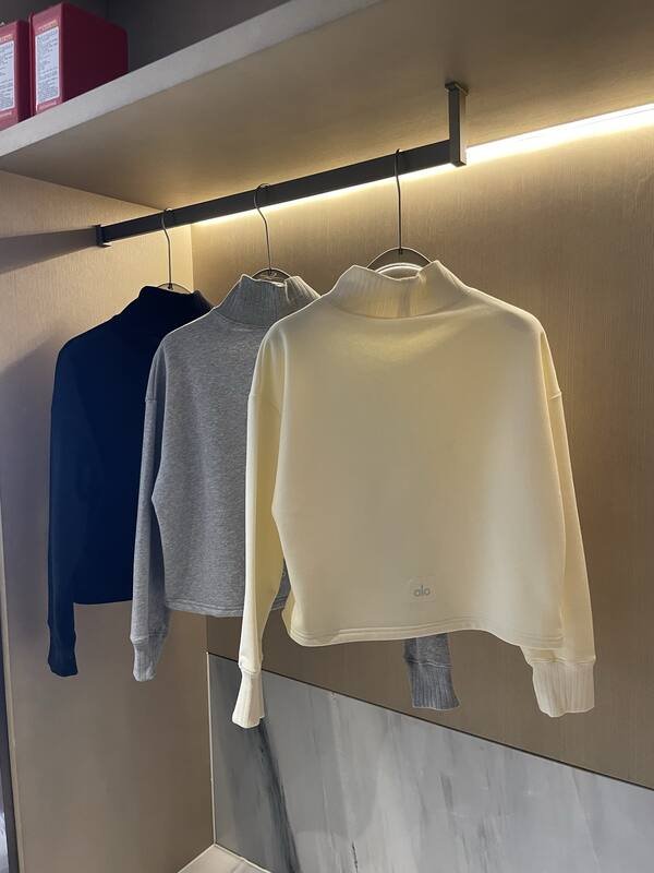 Alo long sleeve lounge cream