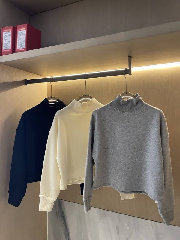 Alo long sleeve lounge cream