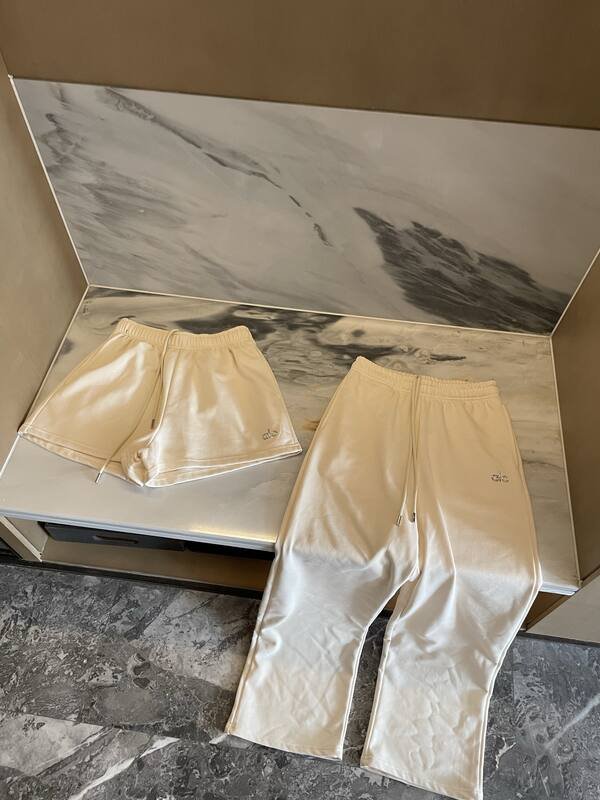 Alo shorts lounge yellow