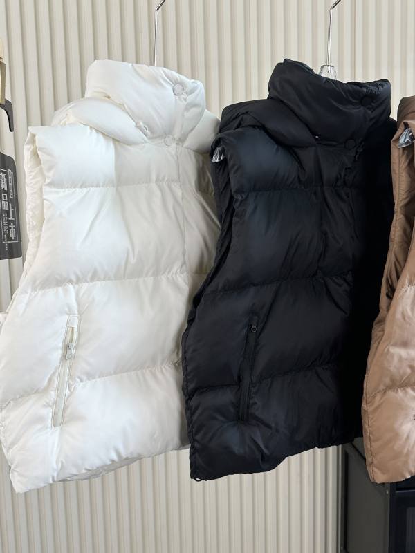 Chaqueta Alo todos los dias blanco negro y beige.
