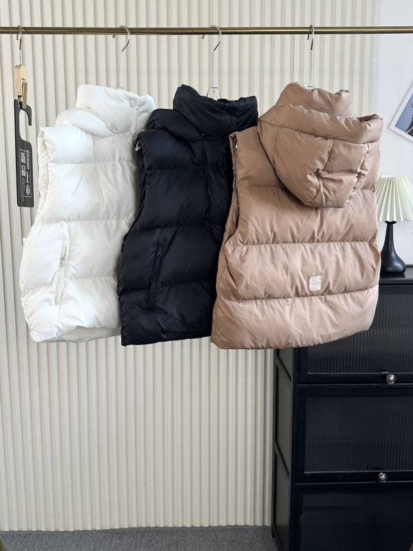Chaqueta Alo todos los dias blanco negro y beige.