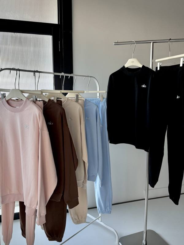 Alo long sleeve lounge pink