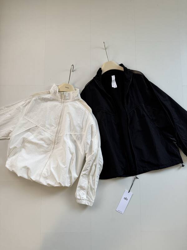 Chaqueta Alo todos los dias en blanco y negro.