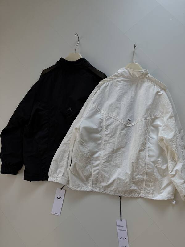 Chaqueta Alo todos los dias en blanco y negro.