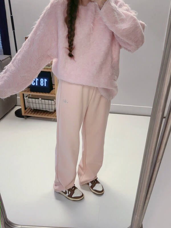 I pantaloni da uomo Alo sono rosa lounge