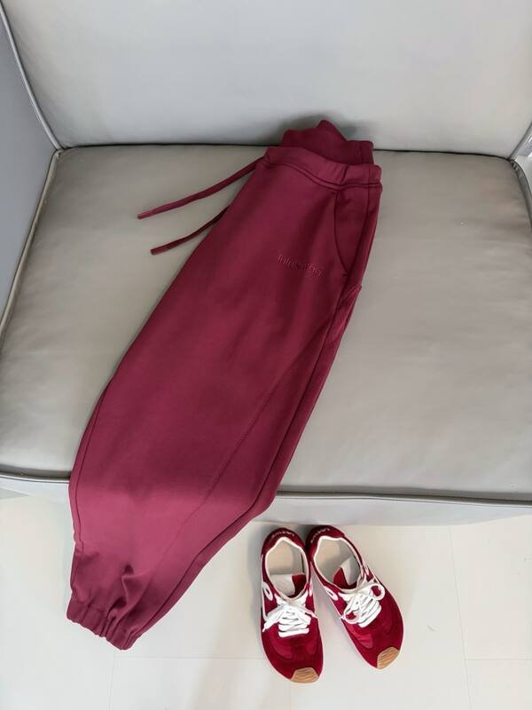 Lulu Leggings Ceinture double epaisseur Les jambes arrondies du pantalon creent un