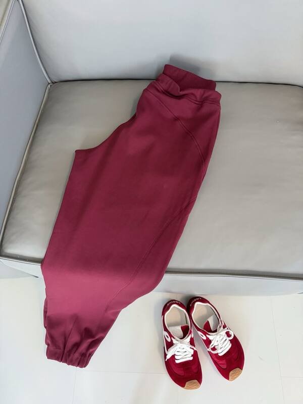 Lulu Leggings Ceinture double epaisseur Les jambes arrondies du pantalon creent un