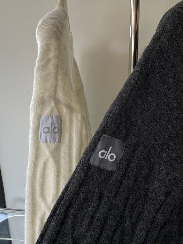 Chaqueta Alo Cardigan Winter Bliss de punto trenzado Alo