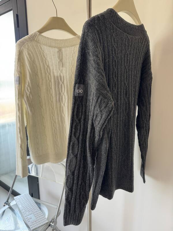Chaqueta Alo Cardigan Winter Bliss de punto trenzado Alo