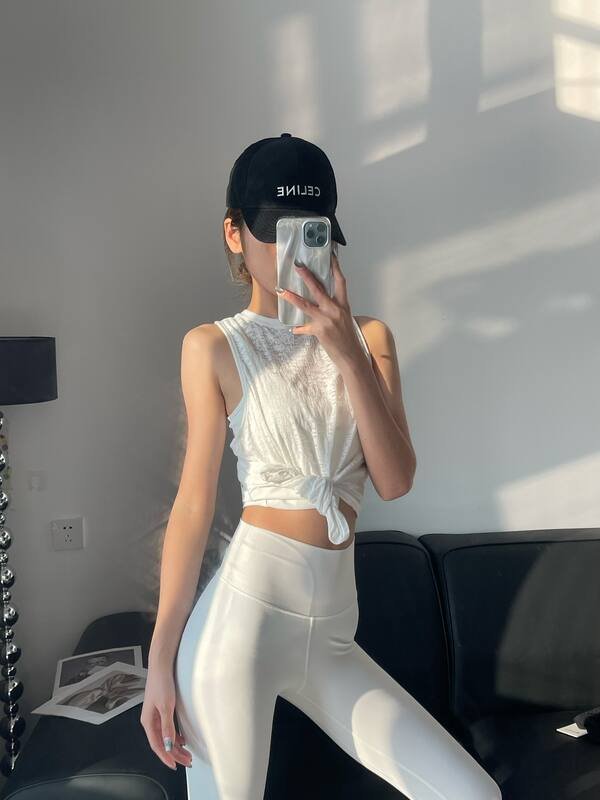 Lululemon tank studio white