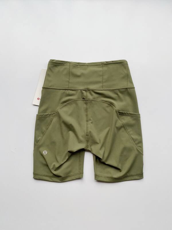 I pantaloncini Lululemon Fast and Free sono verde oliva