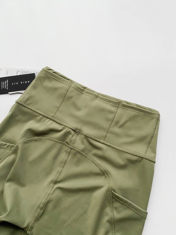 I pantaloncini Lululemon Fast and Free sono verde oliva
